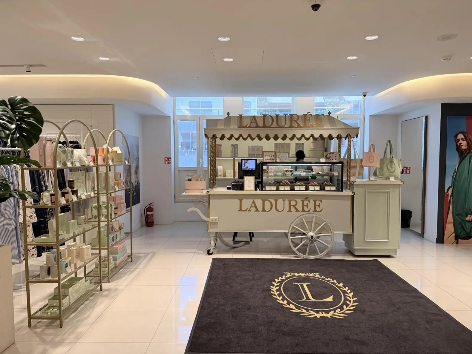 Κατάστημα Ladurée στο Attica City Link στην Αθήνα