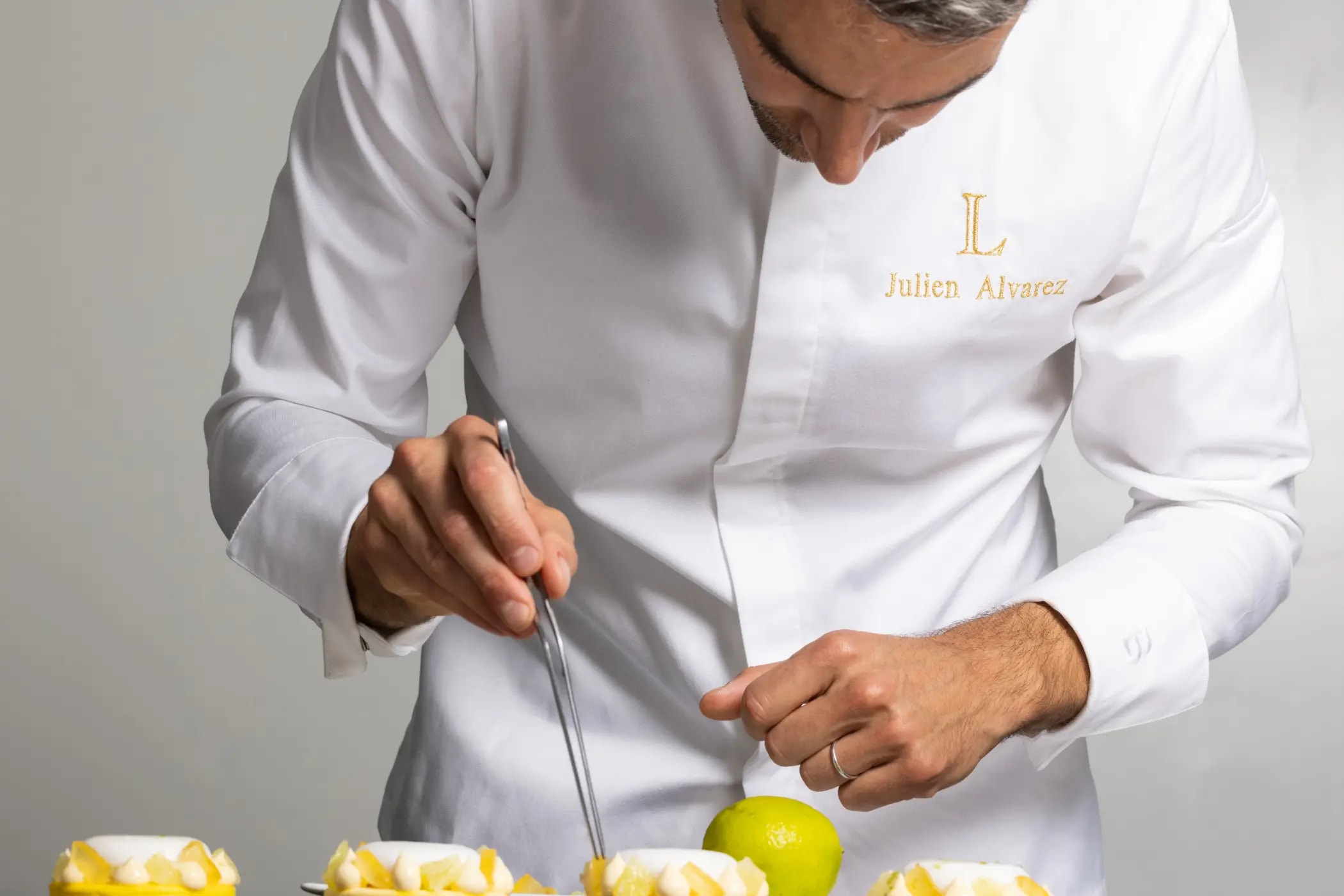 Ο Chef Julien Alvarez δημιουργεί γλυκό Ladurée